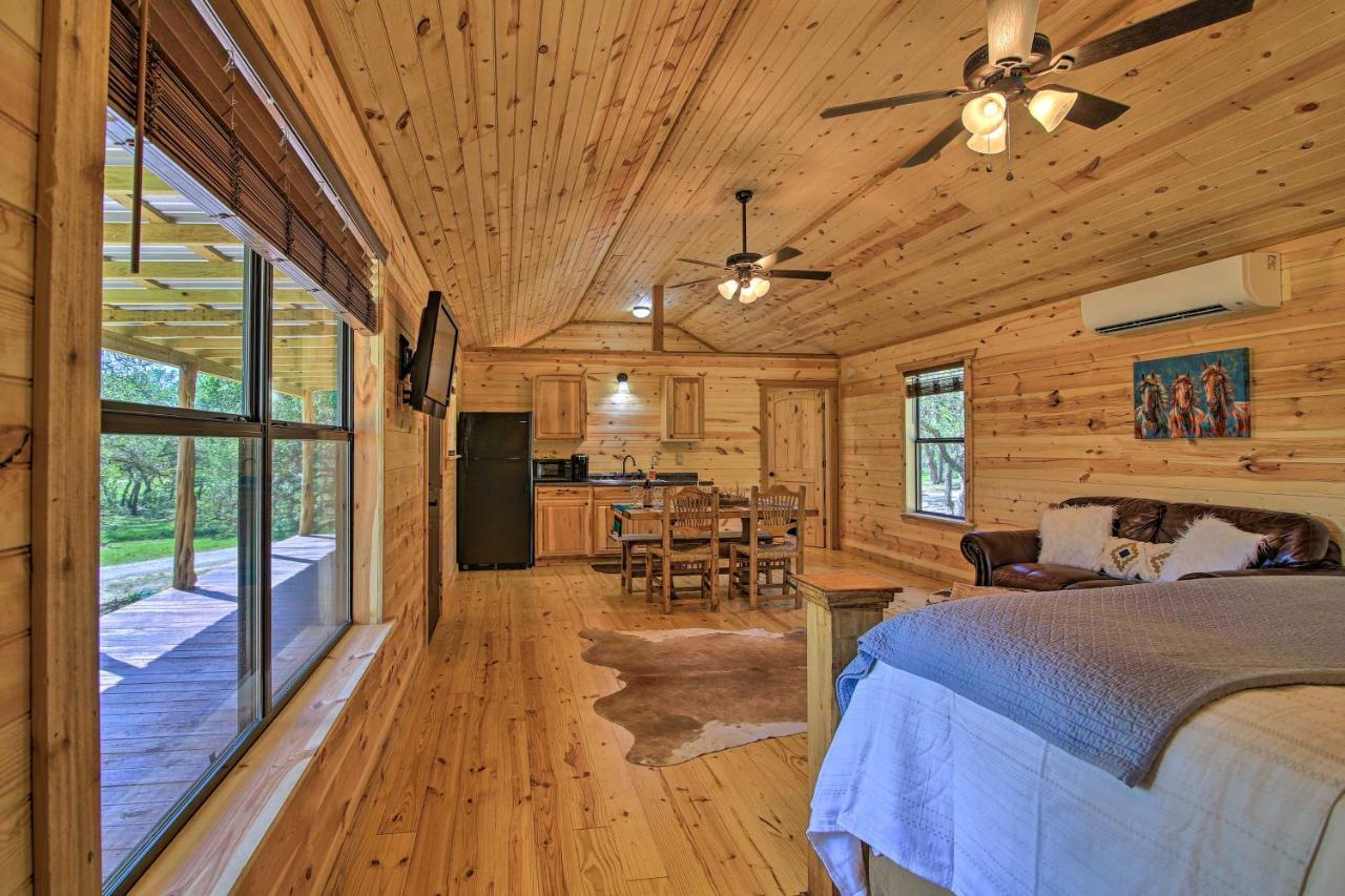 Rustic-Chic Country Cabin - 10 Mi To Main Street! 弗雷德里克斯堡 外观 照片
