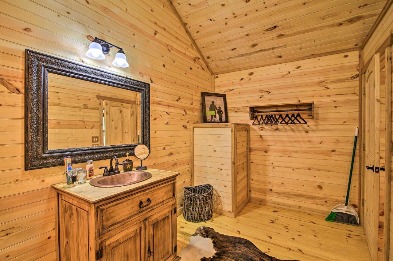 Rustic-Chic Country Cabin - 10 Mi To Main Street! 弗雷德里克斯堡 外观 照片