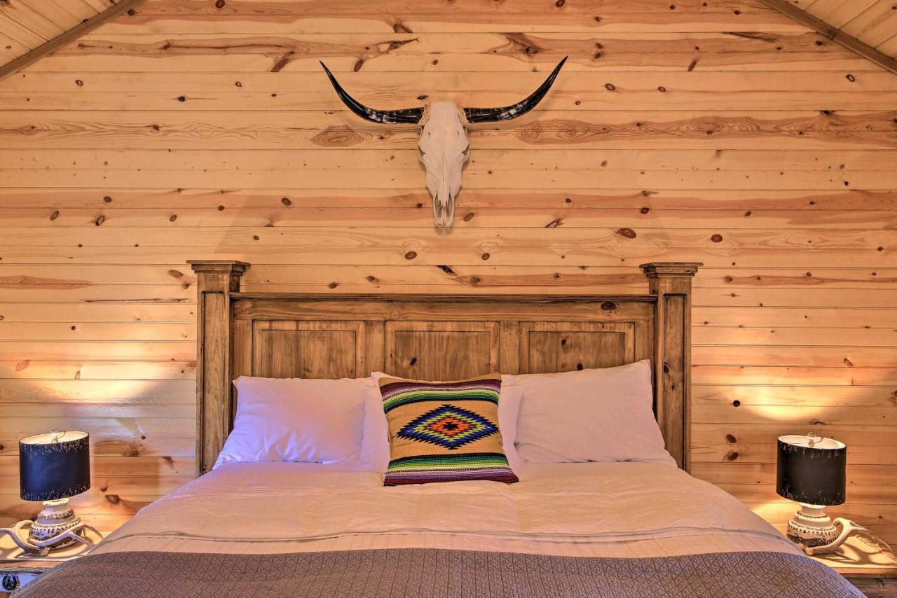 Rustic-Chic Country Cabin - 10 Mi To Main Street! 弗雷德里克斯堡 外观 照片