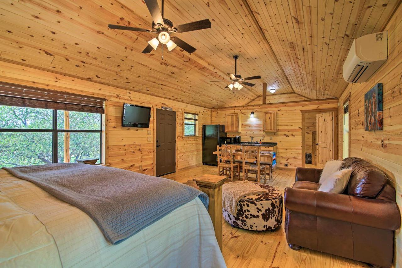 Rustic-Chic Country Cabin - 10 Mi To Main Street! 弗雷德里克斯堡 外观 照片