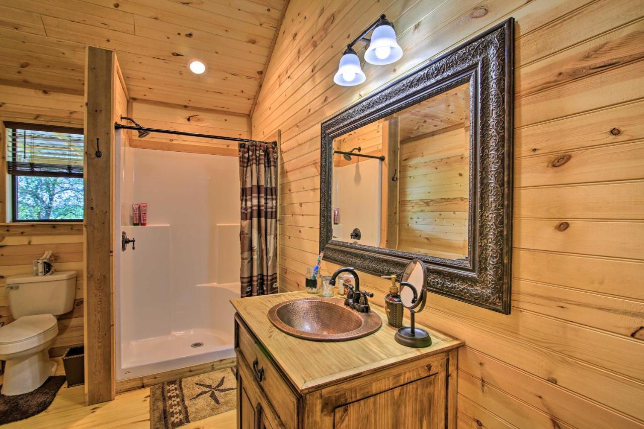 Rustic-Chic Country Cabin - 10 Mi To Main Street! 弗雷德里克斯堡 外观 照片