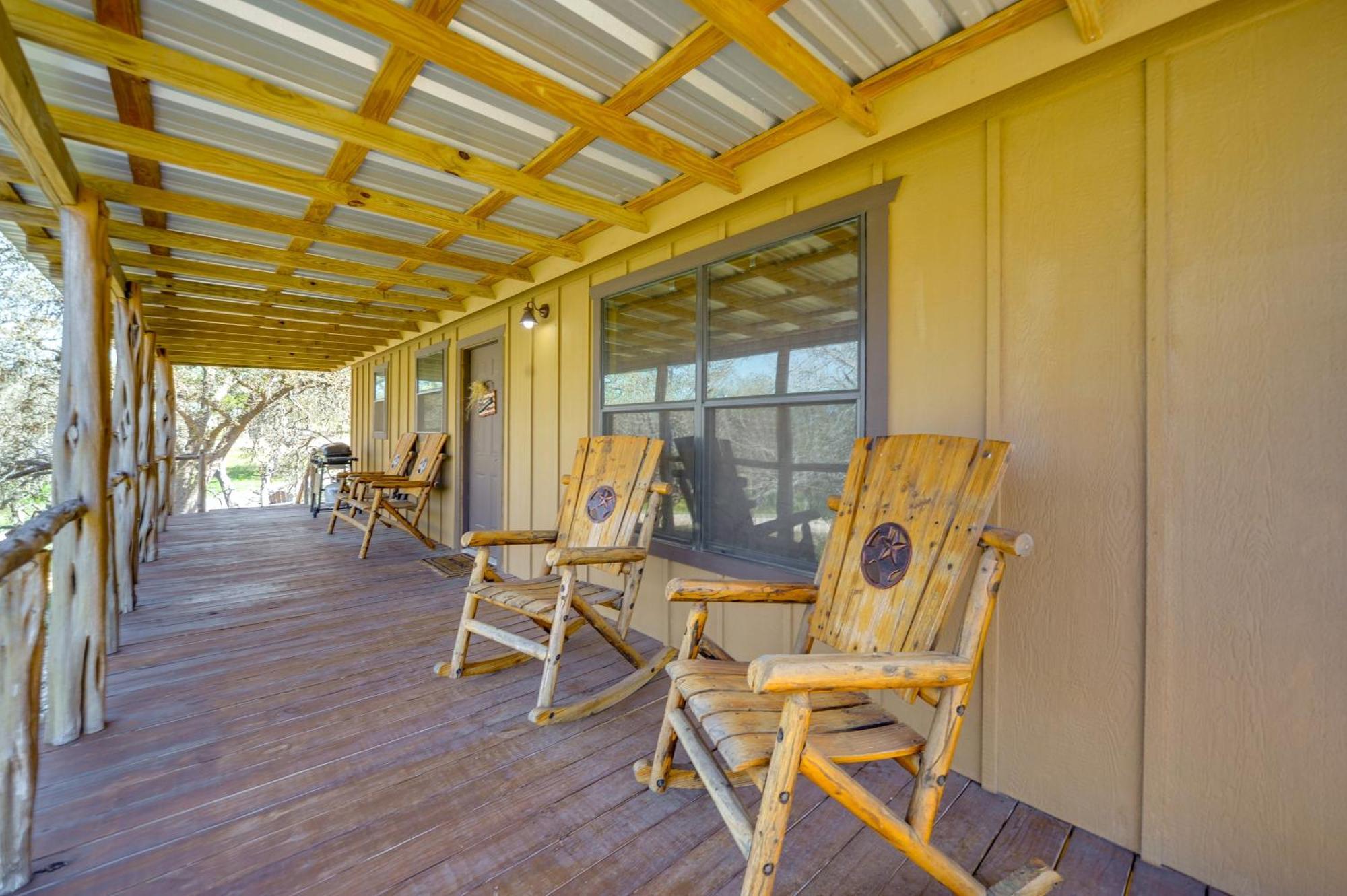 Rustic-Chic Country Cabin - 10 Mi To Main Street! 弗雷德里克斯堡 外观 照片