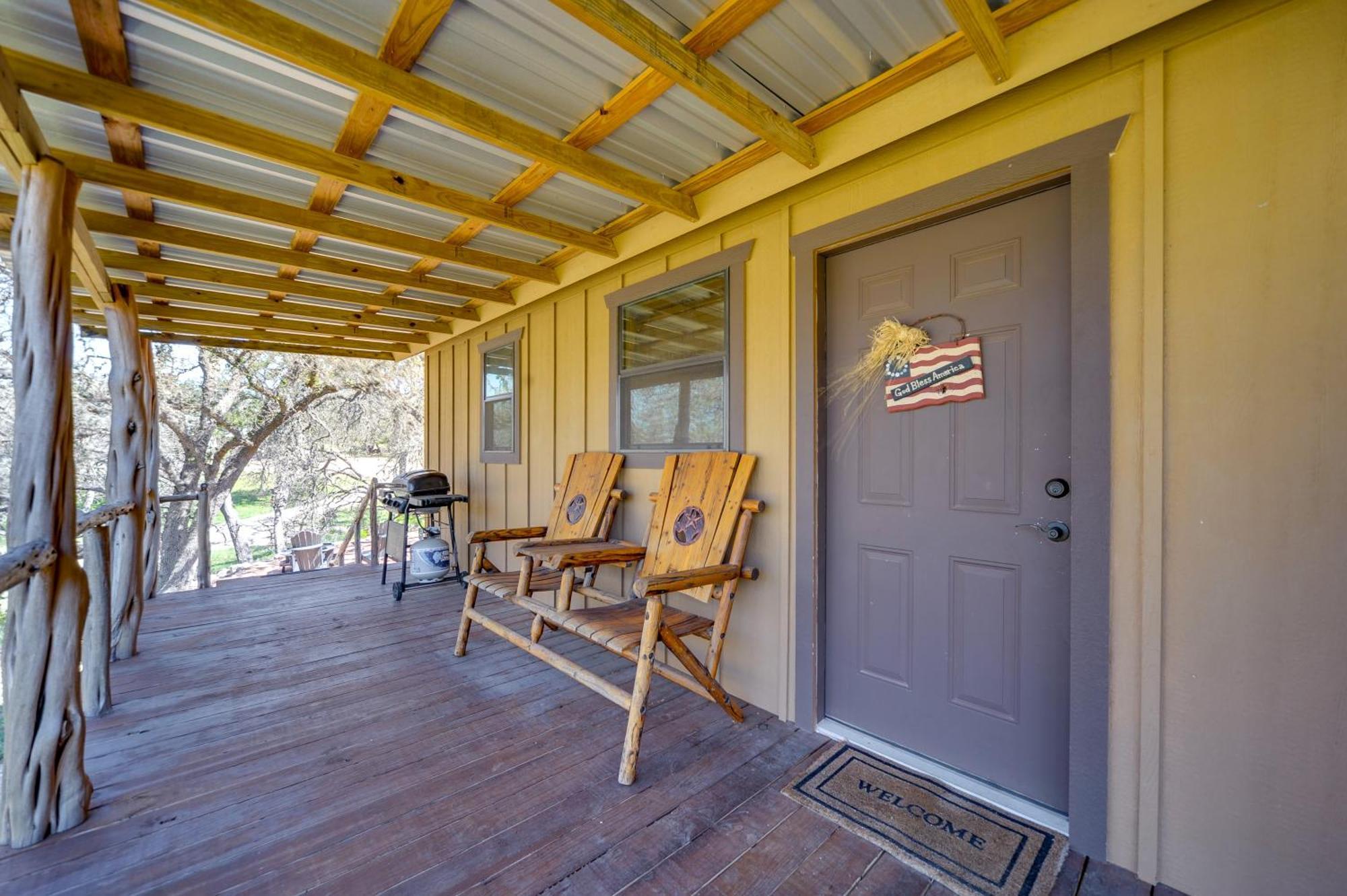Rustic-Chic Country Cabin - 10 Mi To Main Street! 弗雷德里克斯堡 外观 照片