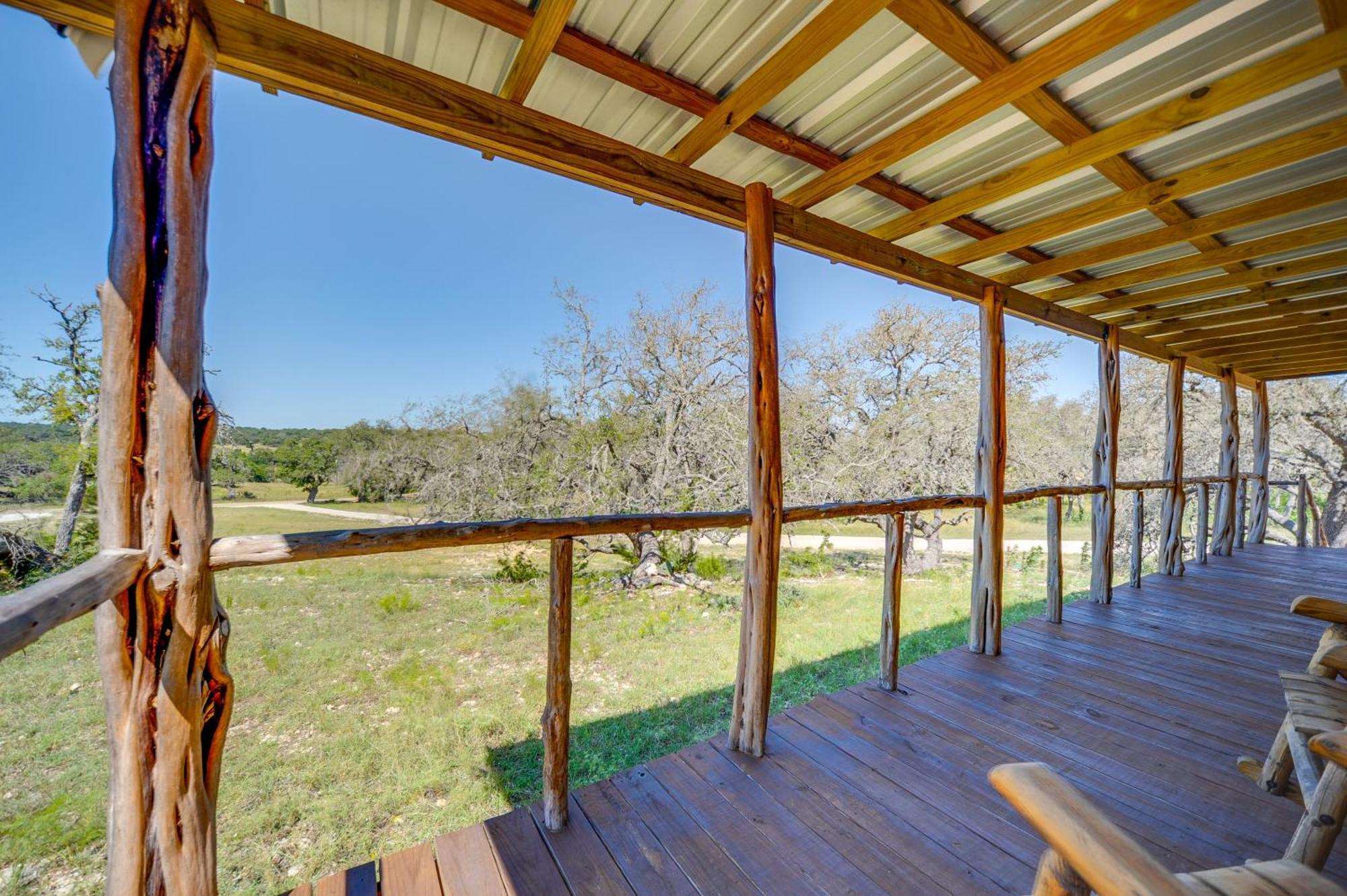 Rustic-Chic Country Cabin - 10 Mi To Main Street! 弗雷德里克斯堡 外观 照片