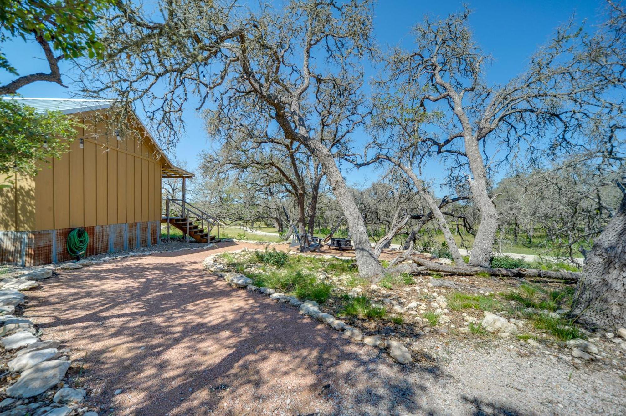 Rustic-Chic Country Cabin - 10 Mi To Main Street! 弗雷德里克斯堡 外观 照片